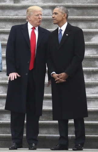 ▲도널드 트럼프(왼쪽) 현 미국 대통령과 전임자인 버락 오바마가 2017년 1월 20일(현지시간) 열린 트럼프 대통령 취임식에서 함께 서서 대화하고 있다. 워싱턴D.C./AP뉴시스

