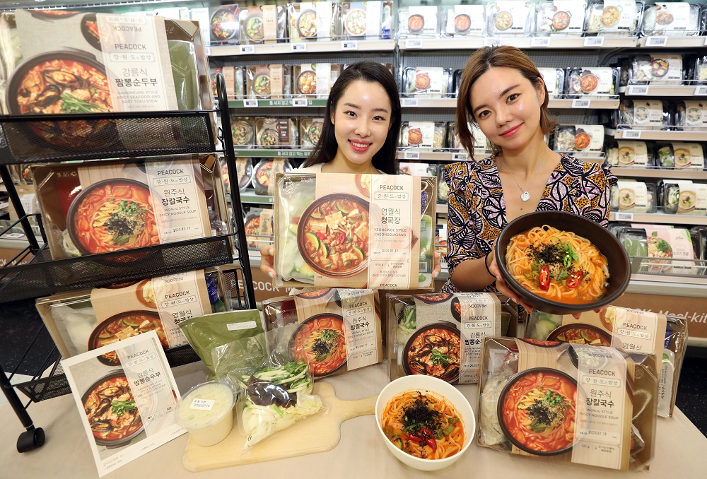 ▲9일 오전 이마트 성수점 밀키트 매장에서 모델들이 '피코크 강원도의 밥상 밀키트' 3종을 소개하고 있다.  (사진제공=이마트)