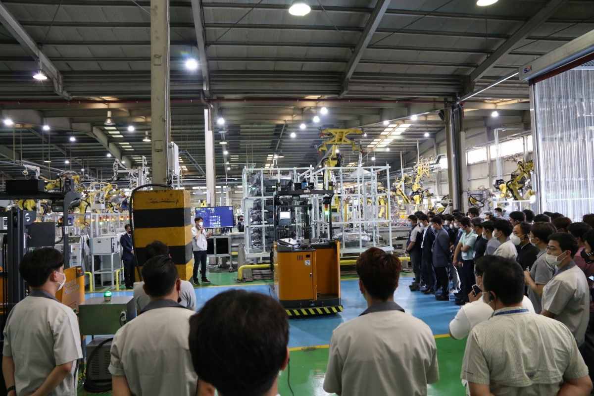 ▲최근 엠에스오토텍 경주공장에서는 모비어스앤밸류체인 MS오토텍 현장시연회가 열렸다. 주요 관계자들이 모여 시연회를 관람하고 있다. (사진제공=세종공업 )