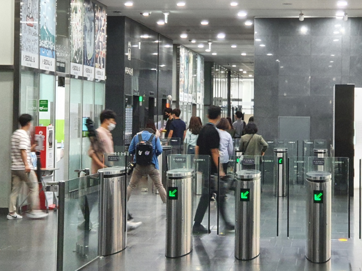 ▲적막감 도는 서울시청 내부. 10일 오전 서울시청에서 직원들이 출근하고 있다. 지난 9일 공관을 나와 연락이 두절된 박원순 서울시장이 숨진 채 발견됐다. (손현경 기자)