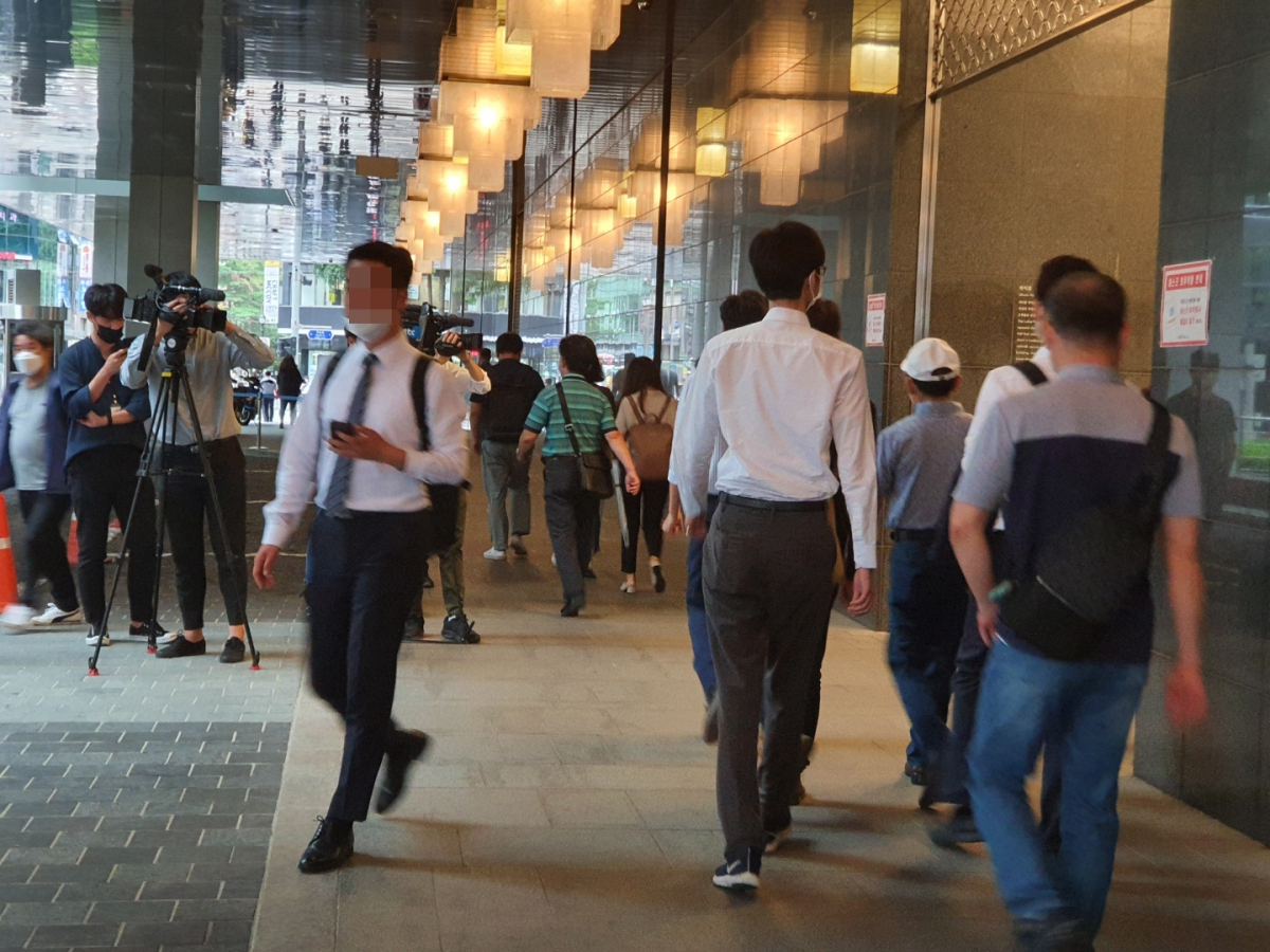 ▲전날 '박원순 사망' 소식 접하고 출근하고 있는 서울시청 직원들. (손현경 기자)