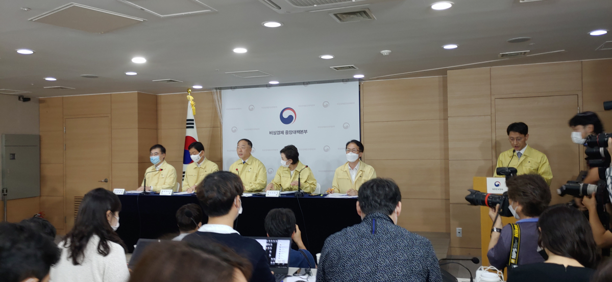 ▲홍남기(단상 중앙) 경제부총리 겸 기획재정부 장관이 10일 서울 광화문 정부청사에서 ‘부동산 보완대책 추진방안’을 발표하고 있다.
