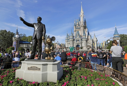 ▲미국 플로리다주 올랜도 디즈니월드에서 지난해 1월 9일(현지시간) 방문객들이 공연을 보고 있다. 월트디즈니는 11일부터 디즈니월드를 재개장할 계획이다. 올랜도/AP뉴시스
