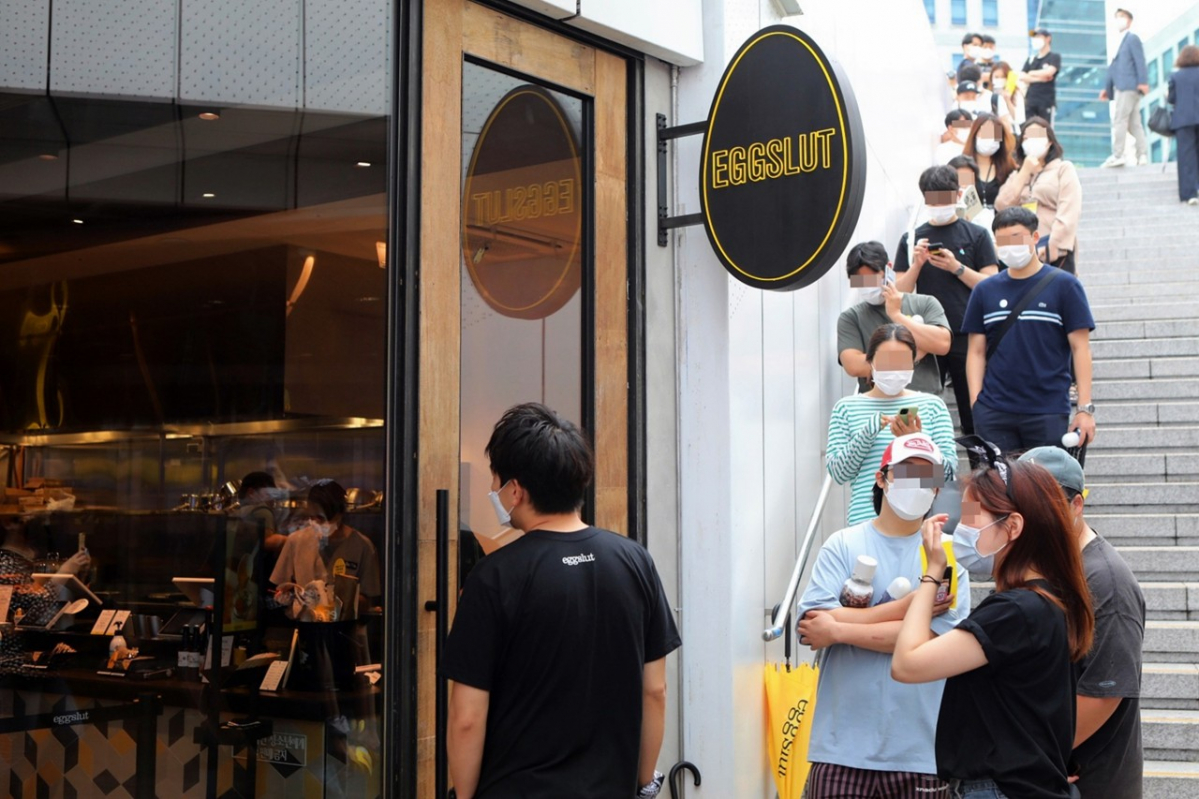 ▲10일 삼성역 코엑스몰 밀레니엄 광장에 문을 연 '에그슬럿' 국내 1호점에 고객들이 입장을 기다리며 줄을 서 있다. (사진제공=SPC삼립)