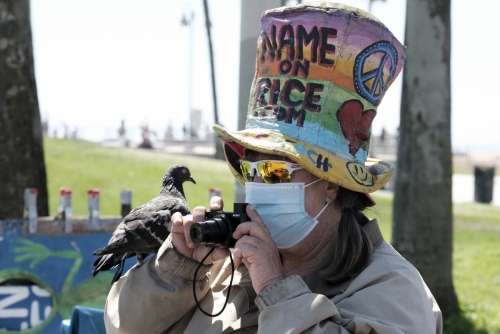 ▲미국 캘리포니아주 로스앤젤레스(LA)에서 3일(현지시간) 한 여성이 마스크를 낀 채 사진을 찍고 있다. (LA/AP뉴시스)