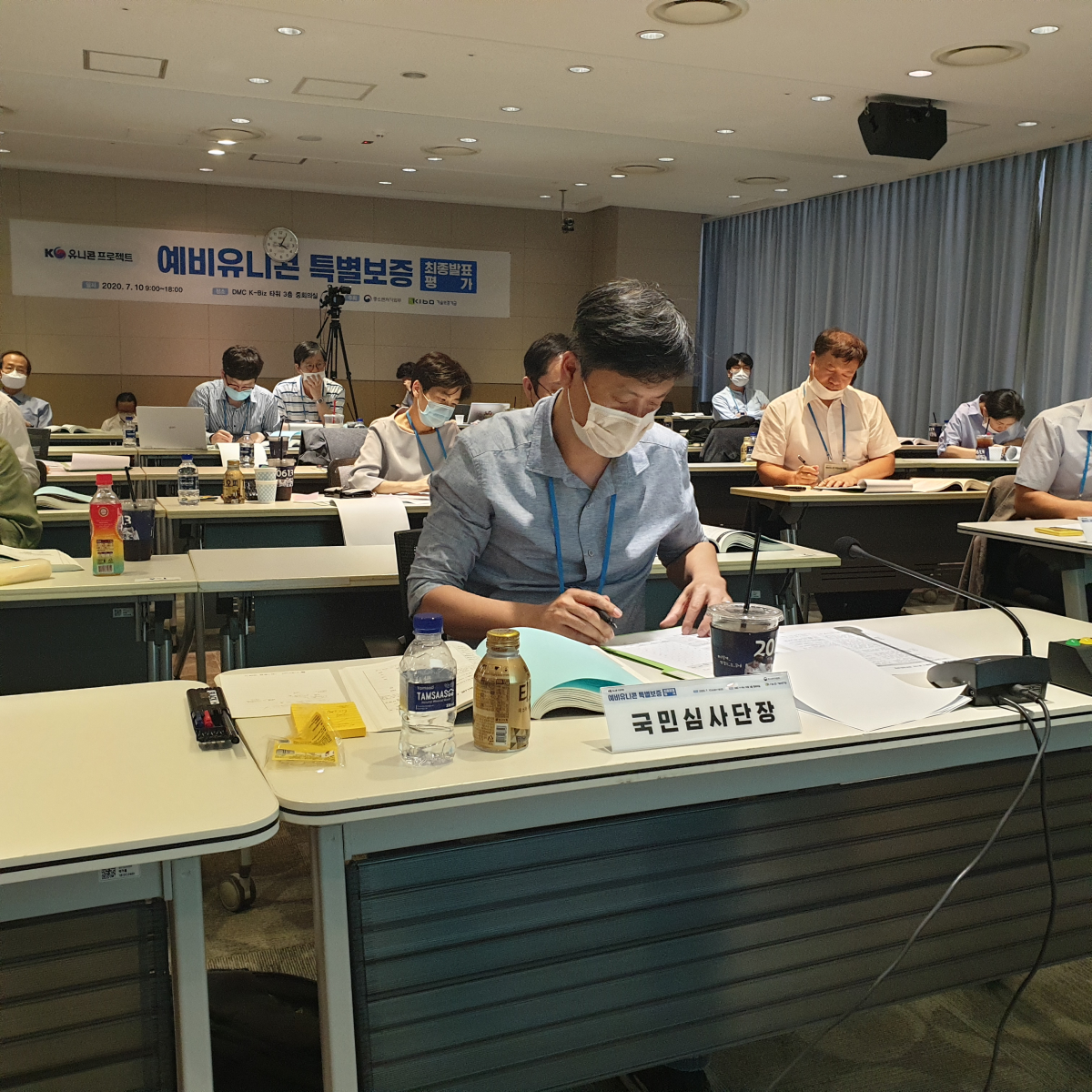 ▲장병규 국민심사단장이 발표와 질의응답 후 평가서를 작성하고 있다. (박소은 수습기자 gogumee@)