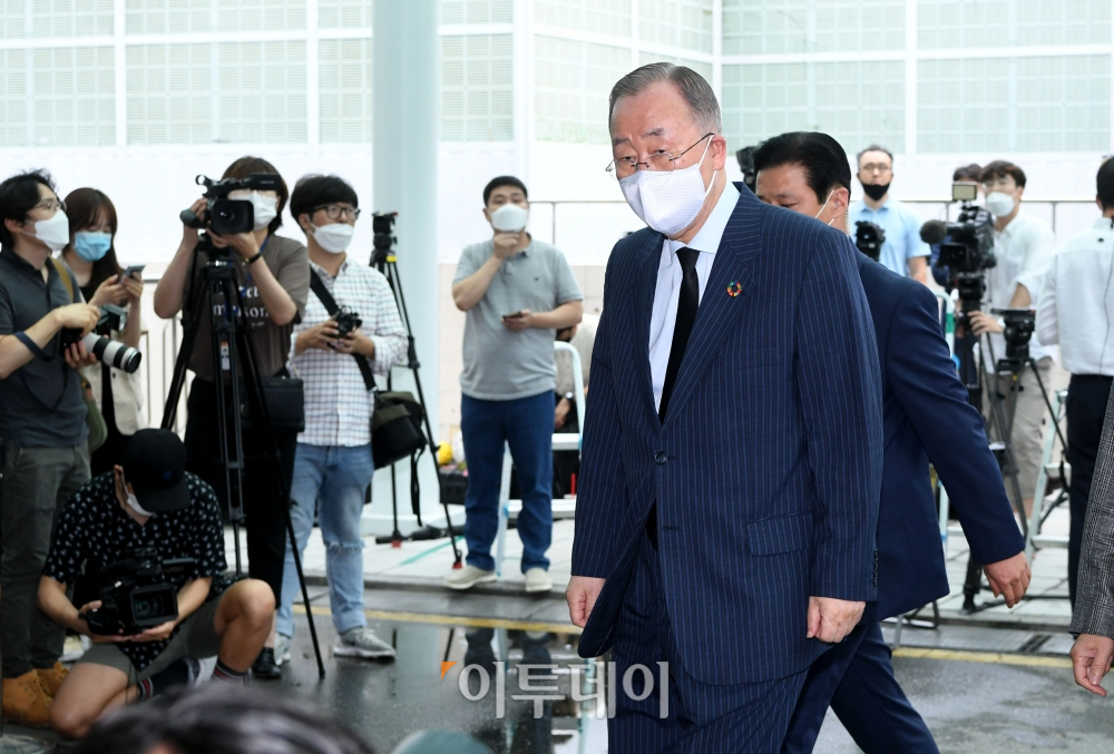 ▲반기문 전 유엔(UN)사무총장이 10일 서울 종로구 서울대병원 장례식장에 마련된 고 박원순 서울시장의 빈소로 들어서고 있다. 신태현 기자 holjjak@ (이투데이DB)