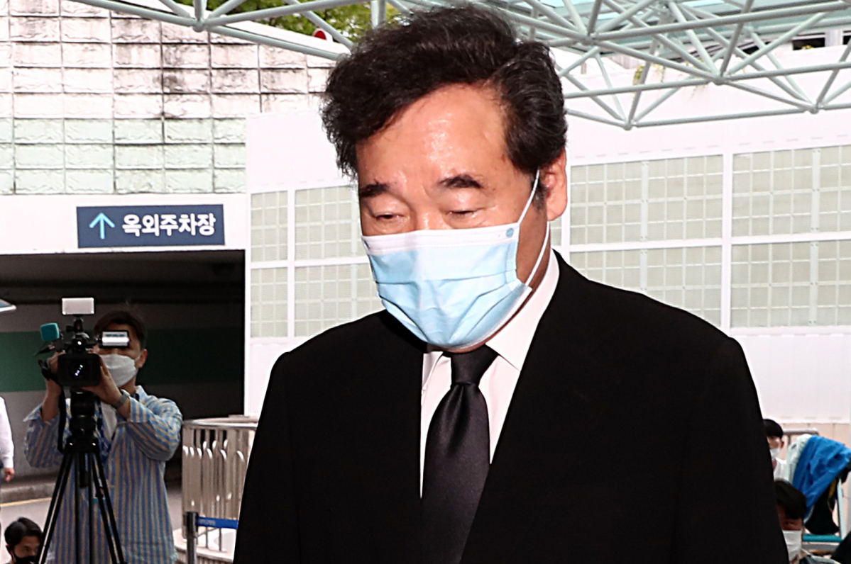 ▲이낙연 더불어민주당 의원이 10일 오후 고 박원순 서울시장의 빈소가 차려진 서울 종로구 서울대병원 장례식장으로 들어가고 있다. (뉴시스)