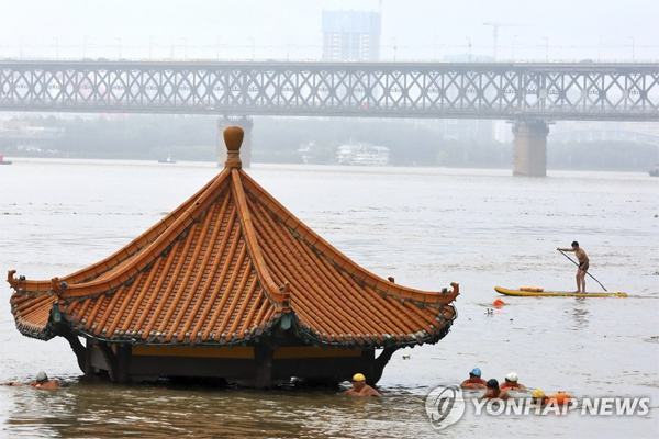 ▲사진설명홍수로 물에 잠긴 중국 양쯔강변의 정자. (AP연합뉴스)
