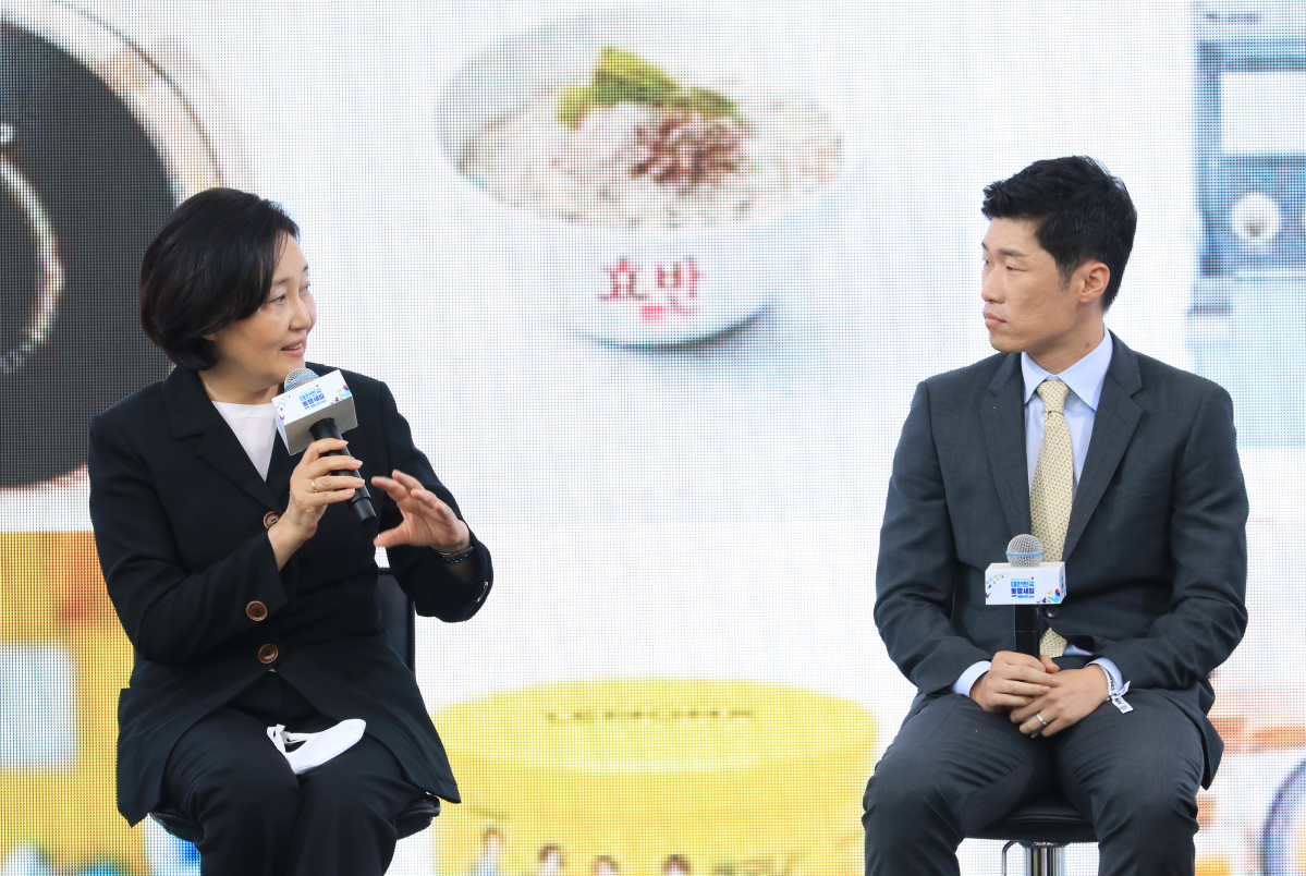 ▲박영선 중소벤처기업부 장관(왼쪽부터)과 홍보대사 박지성 선수가 11일 서울 삼성동에서 2기 ‘브랜드K 제품에 대한 인증서 수여식’에 참석, 대화를 나누고 있다.  (사진제공=중소벤처기업부)