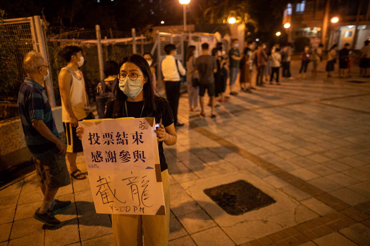 ▲홍콩에서 당국의 홍콩보안법 저촉 경고에도 유권자들이 11일 범민주 진영의 입법회 선거 후보 선출 예비 경선에 투표하기 위해 길게 줄을 서고 있다. 홍콩/EPA연합뉴스 
