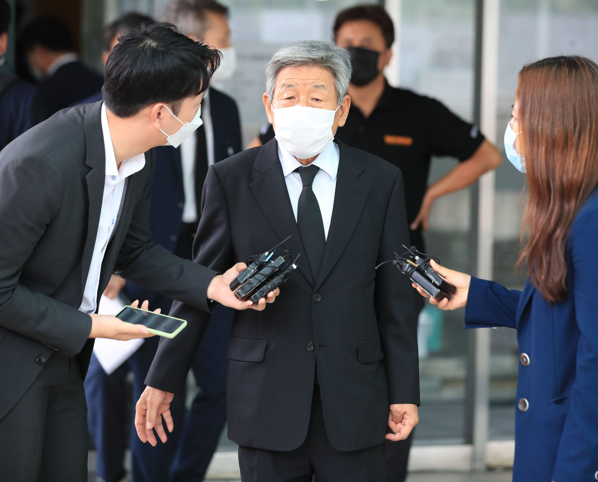 ▲고 박원순 서울시장 조문하는 유인태 전 국회사무총장 (연합뉴스)