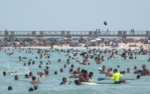 ▲미국 플로리다 마이애미 해변에서 12일(현지시간) 사람들이 물놀이를 하고 있다. 플로리다/EPA연합뉴스 