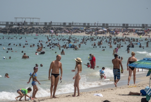 ▲미국 플로리다주의 신종 코로나바이러스 감염증 하루 신규 확진자가 최다 기록을 경신한 가운데 마이애미 해변에서 사람들이 물놀이를 즐기고 있다. 플로리다/EPA연합뉴스