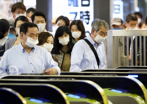 ▲일본 도쿄 지하철역을 사람들이 마스크를 쓴 채 빠져나오고 있다. 도쿄/EPA연합뉴스 