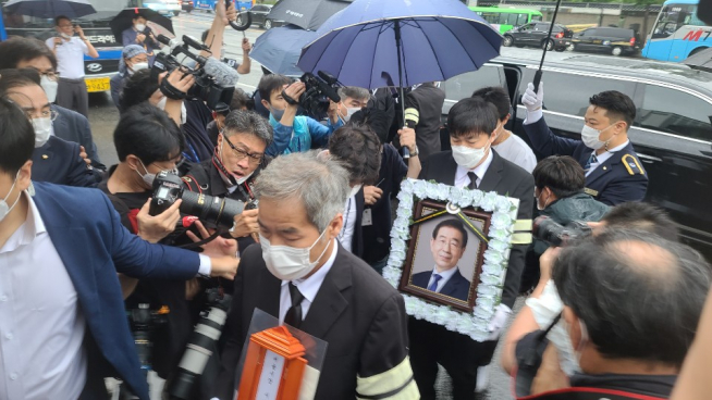 ▲박원순 서울시장의 영정이 13일 오전 영결식이 열리는 서울시청에 도착하고 있다.