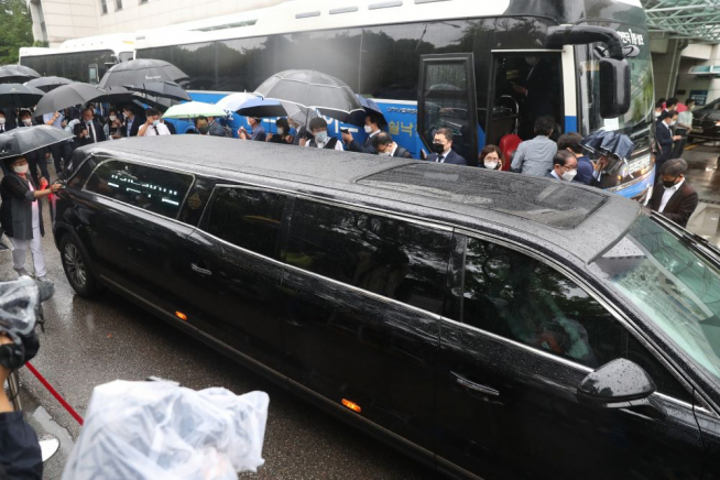 ▲고(故) 박원순 서울시장 운구차가 13일 오전 발인식이 열린 종로구 서울대학교병원 장례식장을 떠나 영결식이 열리는 서울시청으로 향하고 있다. (연합뉴스)