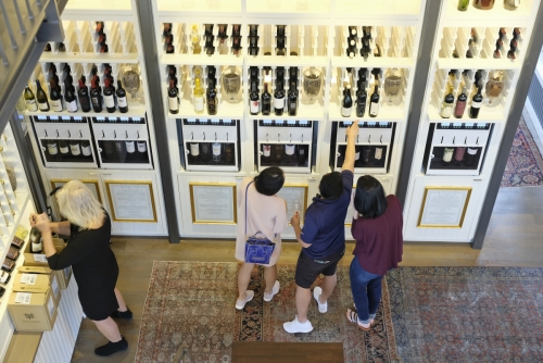 ▲미국 캘리포니아에 있는 와인 가게를 사람들이 둘러보고 있다. 캘리포니아/AP연합뉴스