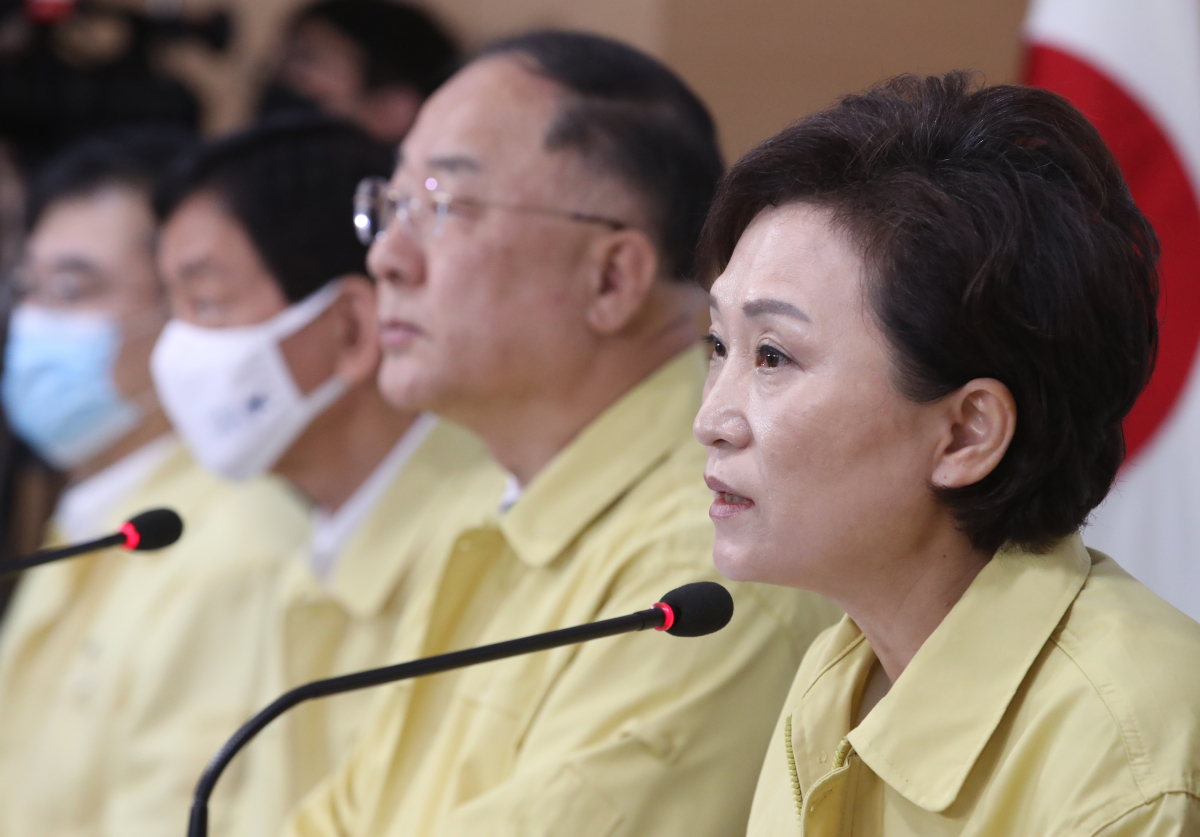 ▲김현미 국토교통부 장관이 10일 오전 서울 종로구 정부서울청사 합동브리핑실에서 열린 부동산 보완대책 추진방안 등에 대한 제10차 비상경제 중앙대책본부(중대본) 회의 결과를 발표에 대한 기자들의 질문에 답하고 있다. (사진제공=뉴시스)