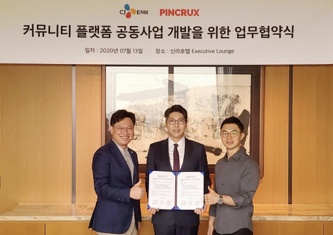 ▲CJ ENM의 1인 창작자 지원 사업 다이아 티비와 모바일 플랫폼 전문기업 ‘핀크럭스’의 커뮤니티 플랫폼 공동 개발 및 운영에 대한 업무 협약식에 다이아 티비 김도한 사업부장(왼쪽), 핀크럭스 홍정수 대표(오른쪽), 엔터테인먼트 크리에이터 대도서관(가운데)이 참석했다. (CJ ENM 제공)