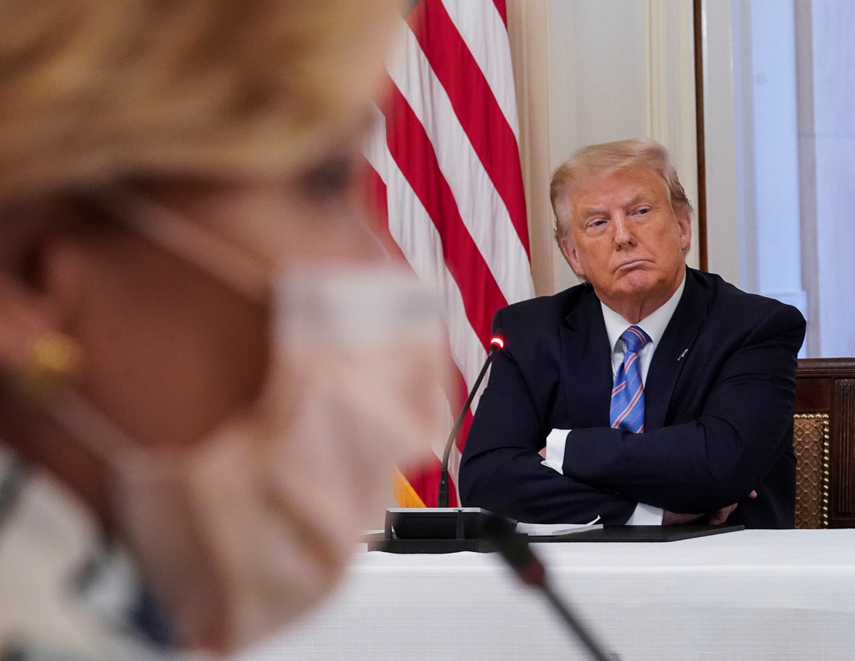 ▲도널드 트럼프 미국 대통령이 7일(현지시간) 백악관 이스트룸에서 신종 코로나바이러스 감염증(코로나19)사태로 중단된 학교 수업의 재개를 논의하는 라운드 테이블 회의에 참석하고 있다. 워싱턴D.C./로이터연합뉴스
