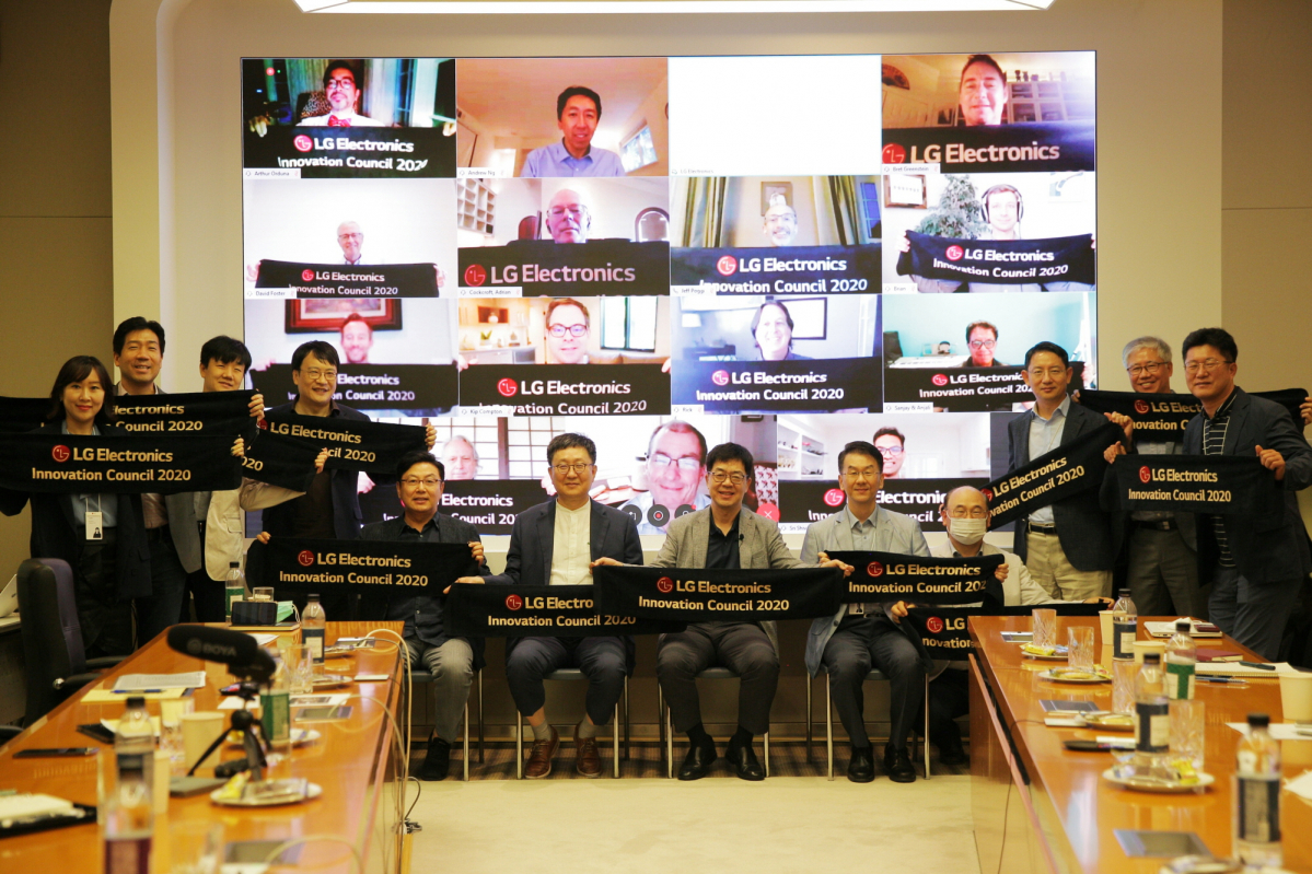 ▲LG전자가 R&D혁신을 위해 글로벌 전문가와 교류하는 ‘이노베이션 카운실(Innovation Council)’을 발족했다. 14일 첫 번째 이노베이션 카운실을 비대면 온라인 화상회의로 열고 멤버들과 미래기술 트렌드와 산업동향에 대해 의견을 나눴다. (사진제공=LG전자)