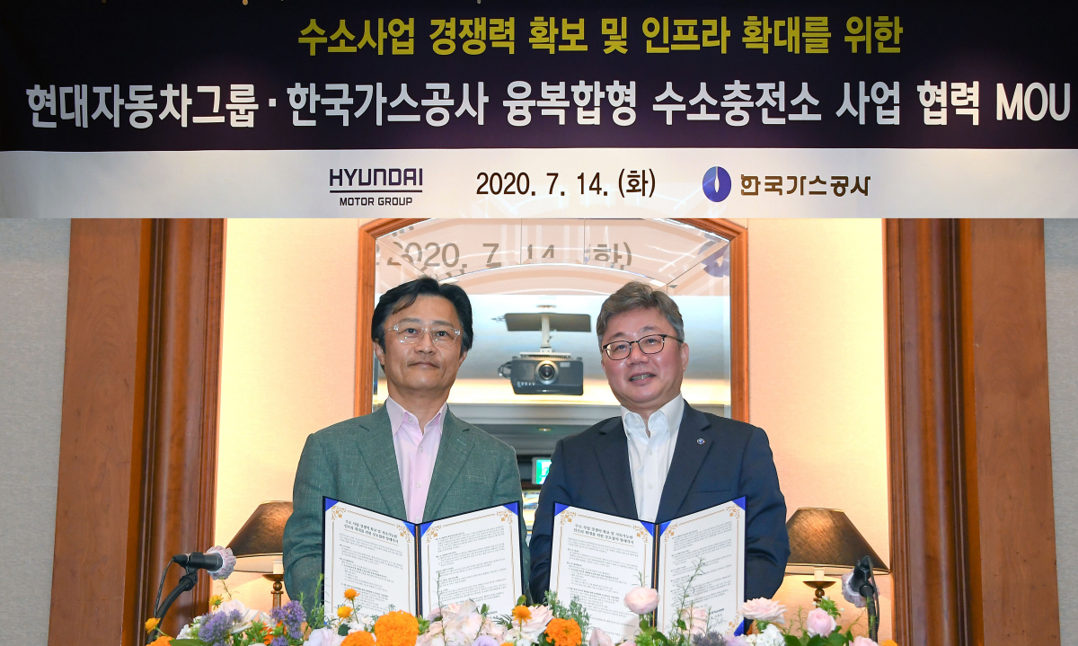 ▲(왼쪽부터) 현대차그룹 지영조 사장, 가스공사 채희봉 사장이 업무 협약 체결 후 기념촬영을 하는 모습.  (사진제공=현대차)
