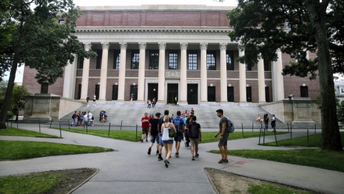 ▲미국 매사추세츠주 케임브리지에 있는 하버드 대학 캠퍼스를 학생들이 걸어가고 있다. AP연합뉴스
