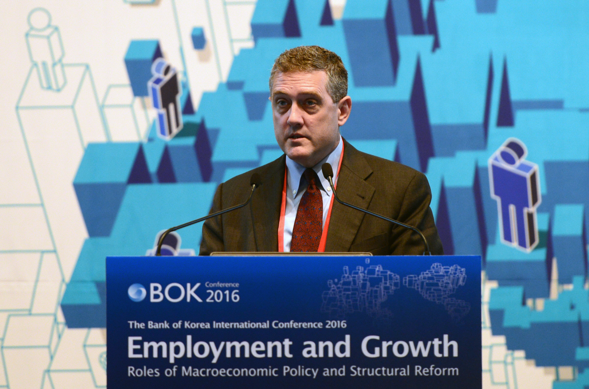 ▲제임스 불러드 미국 세인트루이스 연방준비은행(연은) 총재가 2016년 5월 30일 한국을 방문해 서울 중국 웨스틴조선호텔에서 열린 한국은행 콘퍼런스에서 기조연설을 하고 있다. 뉴시스