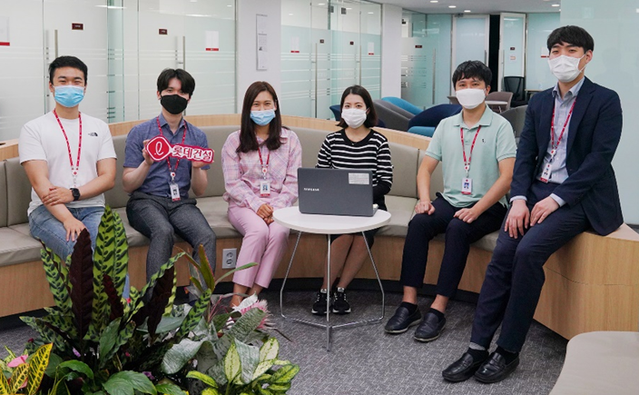 ▲자율 복장을 입은 롯데건설 임직원들 모습. (사진 제공=롯데건설)