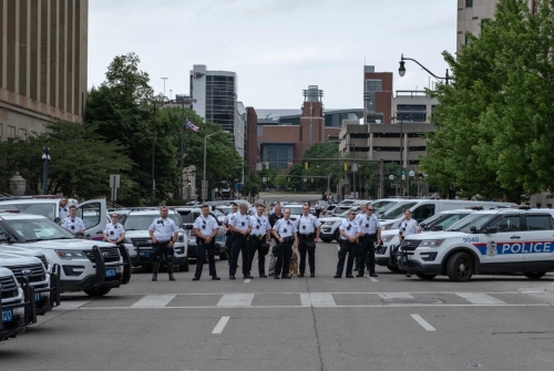 ▲미국 오하이오 주 콜럼버스시 경찰들이 포드가 제조한 경찰차 앞에 서 있다. 오하이오/AP연합뉴스 
