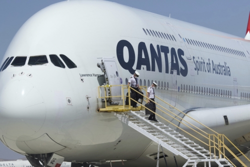 ▲미국 캘리포니아주 빅터빌 서던캘리포니아로지스틱스 공항에 도착한 콴타스항공 에어버스 A380에서 6일(현지시간) 직원들이 내리고 있다. 빅터빌/AP연합뉴스
