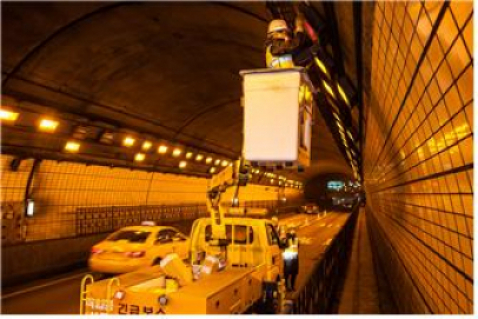 ▲서울시설공단은 이달 16일부터 9월 25일까지 언주로 구룡터널 내 노후 도로조명 시설을 LED조명으로 교체하는 공사를 실시한다. (사진 = 서울시)