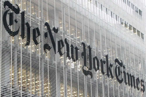 ▲미국 뉴욕의 뉴욕타임스(NYT) 본사에 로고가 그려져 있다. NYT는 14일(현지시간) 홍콩 사무소 일부를 서울로 이전한다는 계획을 발표했다. 뉴욕/AP뉴시스
