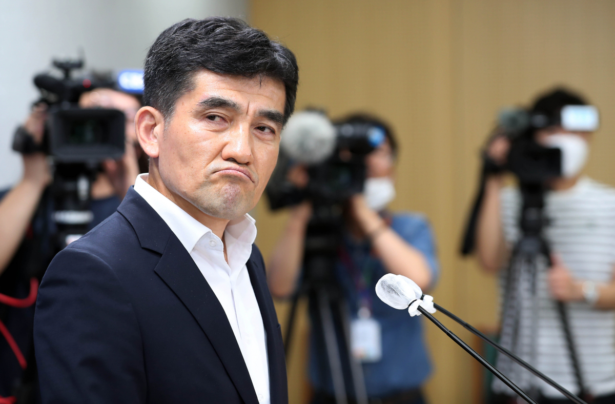 ▲황인식 서울시 대변인이 15일 서울시청에서 '직원 인권침해 진상규명에 대한 서울시 입장'을 발표한 후 취재진 질문을 들으며 굳은 표정을 짓고 있다. (연합뉴스)