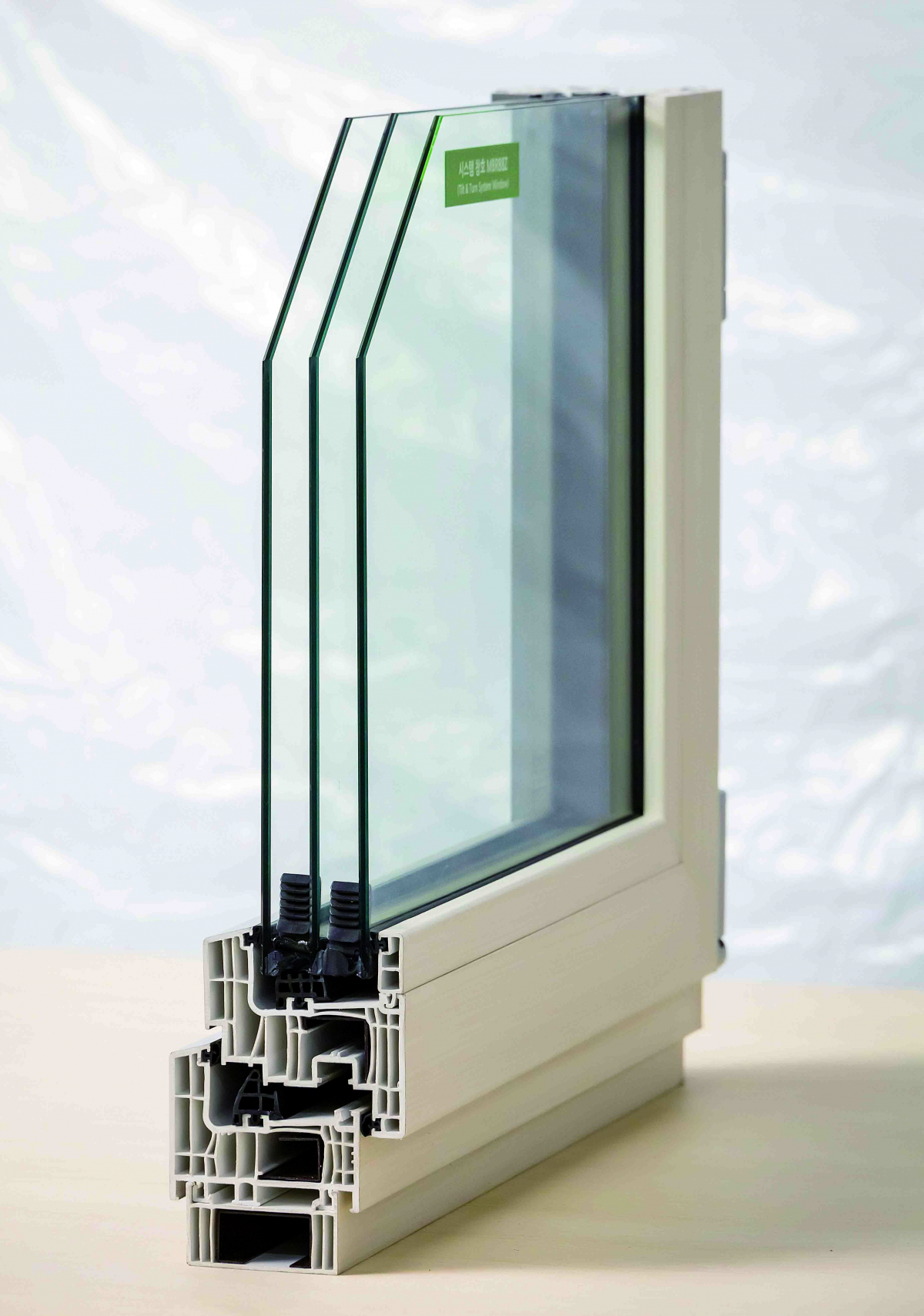 ▲KCC 패시브하우스 창호 ‘MBR88Z’ 제품 샘플 (사진제공=KCC)