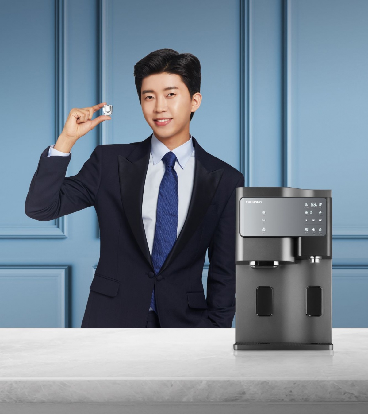 ▲살균얼음정수기 세니타와 모델 임영웅 (사진제공=청호나이스)