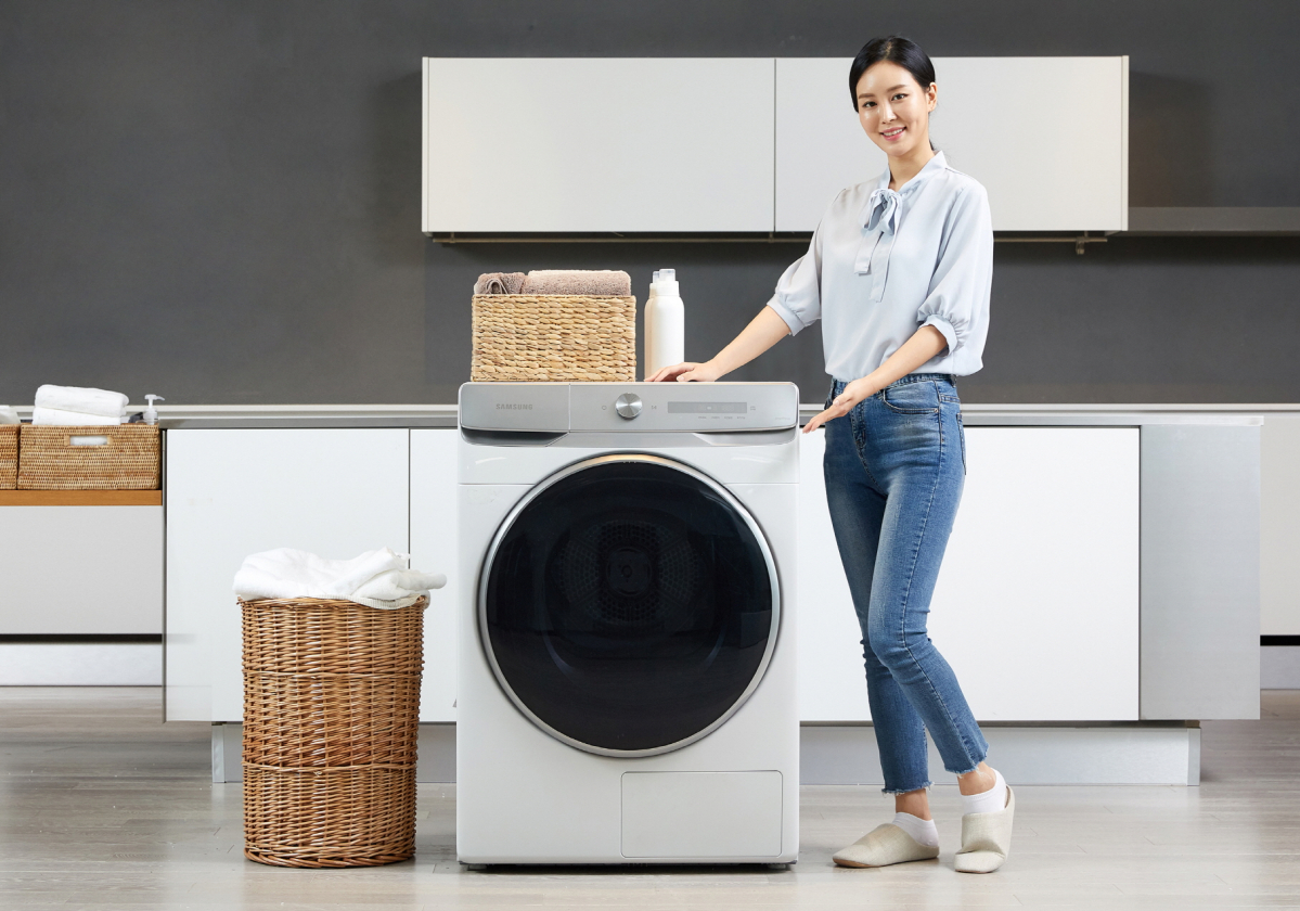 ▲삼성전자 모델이 수원 삼성전자 디지털시티 프리미엄하우스에서 국내 최대 용량인 17kg 그랑데 건조기 AI 신제품을 소개하고 있다. (사진제공=삼성전자)
