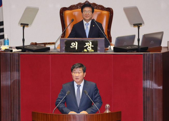 ▲국회 정보위원장에 선출된 더불어민주당 전해철 의원이 16일 국회 본회의에서 당선 소감을 말하고 있다. (연합뉴스)