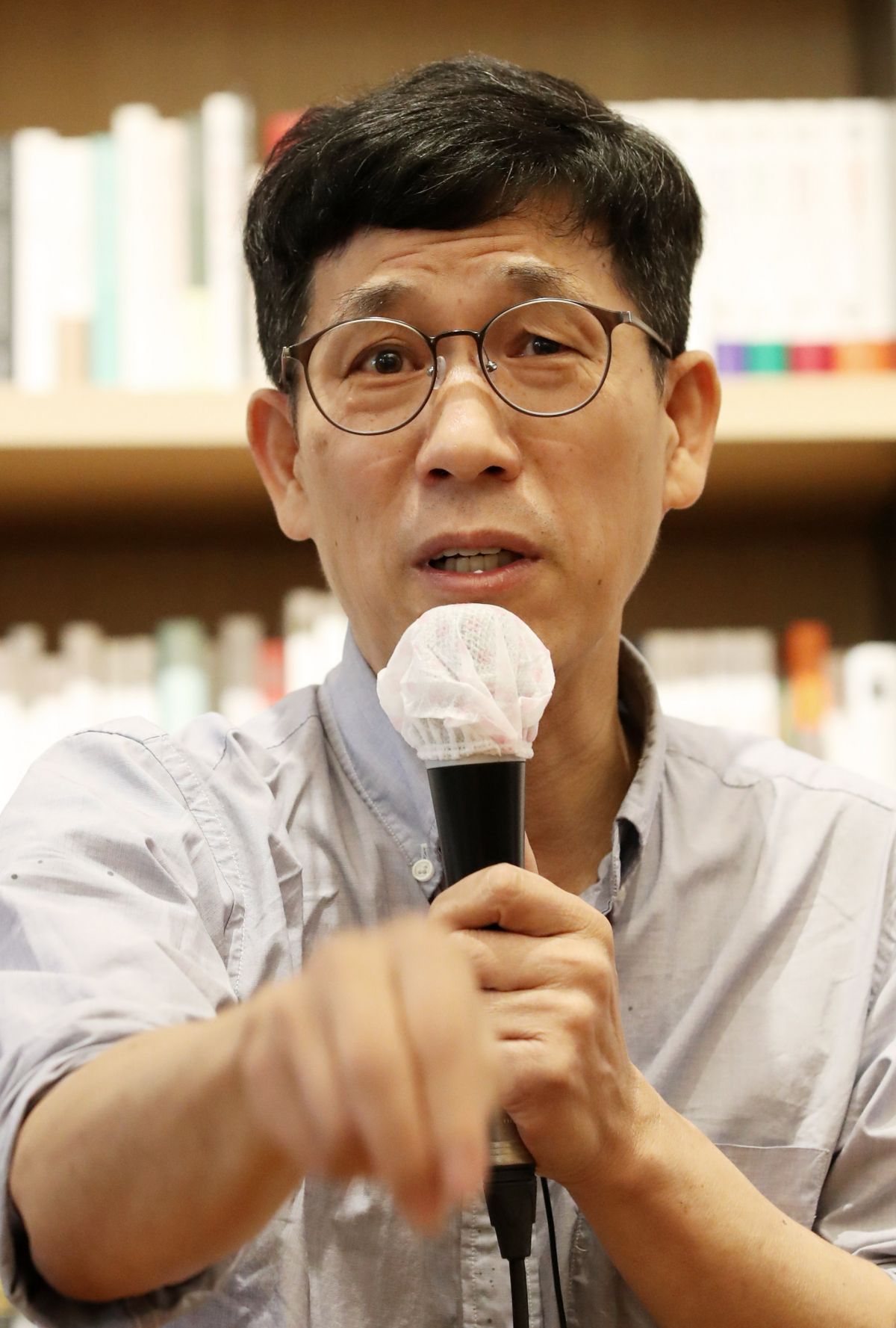 ▲진중권 전 동양대 교수가 2일 서울 강남구 최인아책방에서 강연을 하고 있다. (뉴시스)