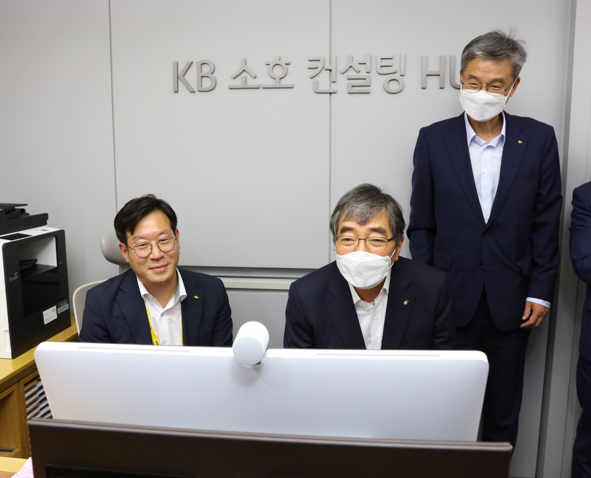 ▲윤석헌 금융감독원장(가운데)과 허인 KB국민은행장(오른쪽)이 KB 소호 컨설팅센터의 여의도 HUB센터와 인천센터간 화상상담을 시연하고 있다. (사진제공= KB국민은행)