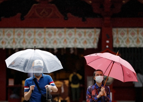 ▲일본 도쿄에서 15일(현지시간) 관광객이 마스크를 낀 채 신사를 방문하고 있다. 도쿄/로이터연합뉴스
