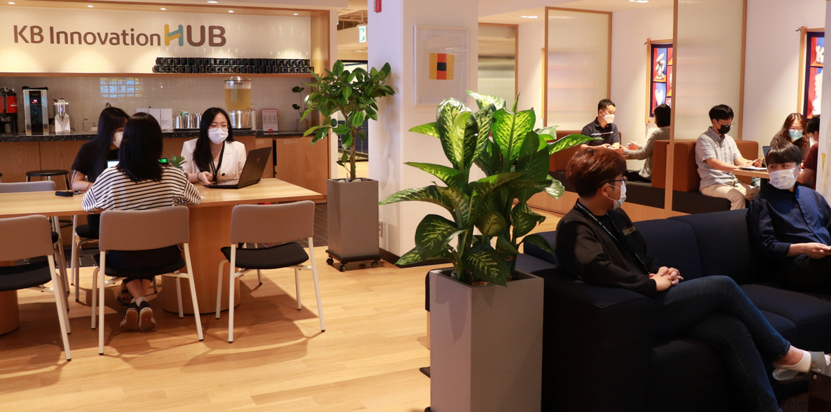 ▲위워크 신논현 7층에 마련된 KB이노베이션허브 전경. (사진제공= KB금융)