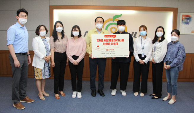 ▲나주시청에서 개최한 '빛가람 사랑의 릴레이헌혈' 헌혈증 전달식에 KISA를 포함한 6개 공공기관이 참여한 가운데 기념촬영을 하고 있다. (한국인터넷진흥원 제공)