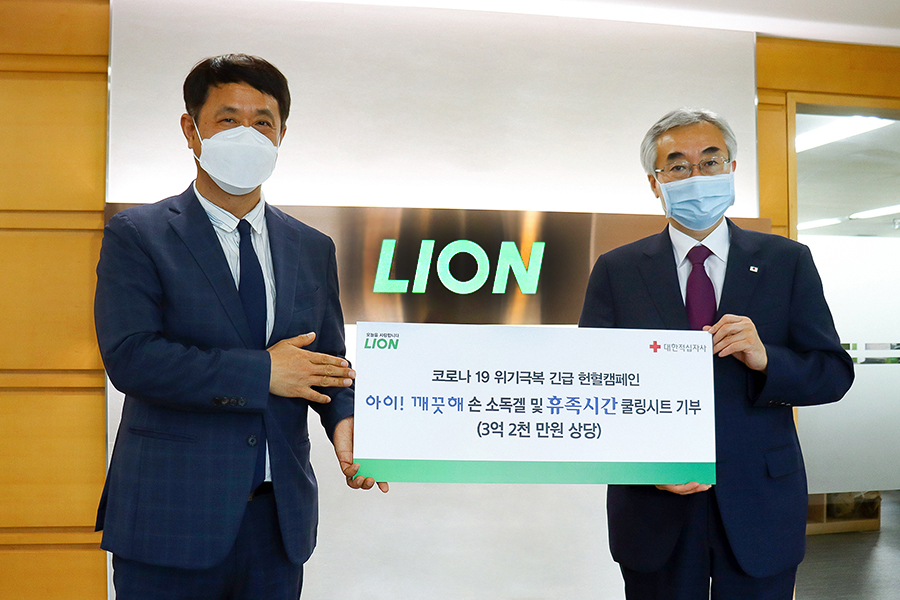 ▲라이온코리아가 헌혈수급 위기극복에 보탬이 되고자 3억 2000만 원 상당의 자사 위생용품 8만여 개를 대한적십자사에 전달했다. 기념촬영을 하는 라이온코리아 한상훈 대표(좌)와 대한적십자사 조남선 혈액관리본부장(우). (사진제공=라이온코리아)