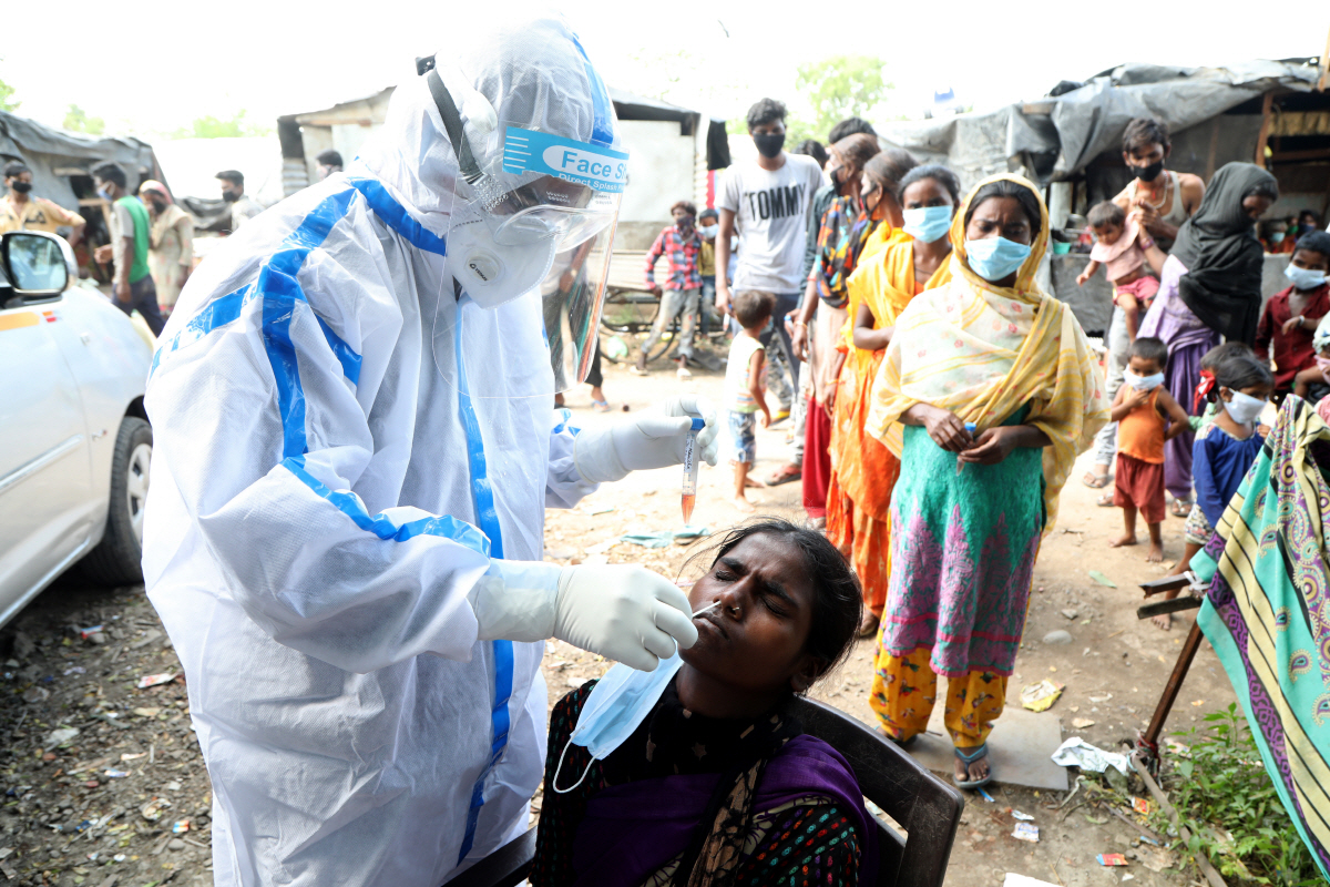 ▲인도 잠무에서 16일(현지시간) 의료진이 빈민가 주민의 신종 코로나바이러스 감염증(코로나19) 진단을 위한 검체를 채취하고 있다. 잠무/EPA연합뉴스
