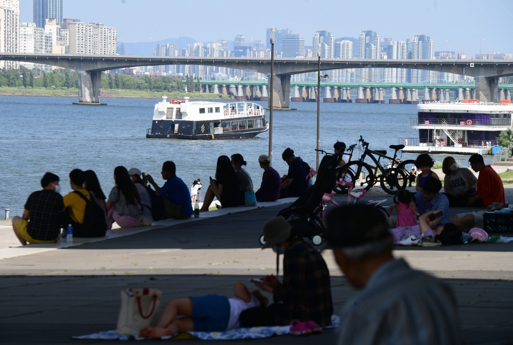 ▲전국이 습하고 더운 지난달 14일 서울 여의도 한강공원에서 시민들이 찜통더위를 피해 휴식을 취하고 있다. 고이란 기자 photoeran@ (이투데이DB)