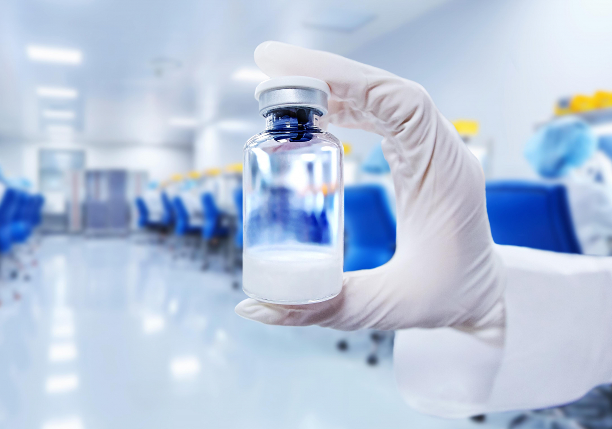 ▲동결건조된 바이오의약품이 담긴 유리병(Vial)을 들고 있는 모습 (사진제공=삼성바이오로직스)