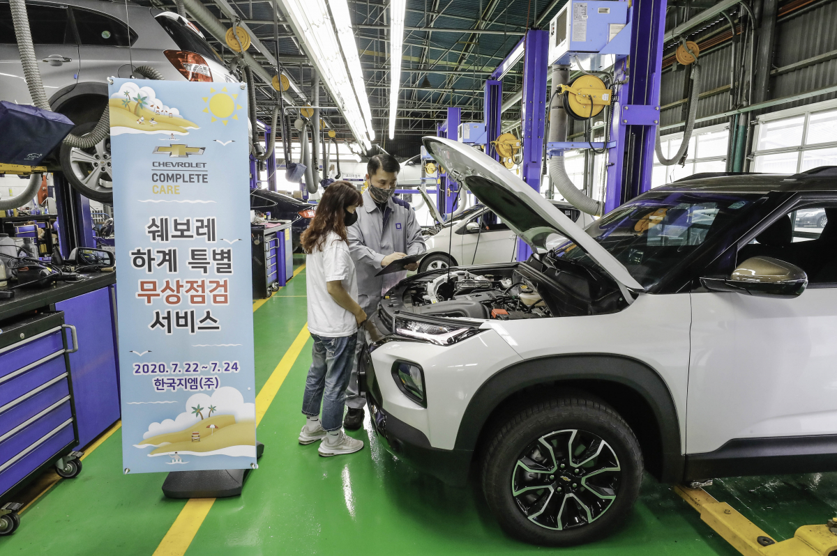 ▲쉐보레(Chevrolet)가 여름철을 맞아 이달 22일부터 24일까지 3일간 전국 직영서비스센터에서 특별 무상점검 서비스를 실시하고, 수해차량 고객을 대상으로 수리비를 할인해 주는 하계 서비스 캠페인을 시행한다.  (사진제공=한국지엠)
