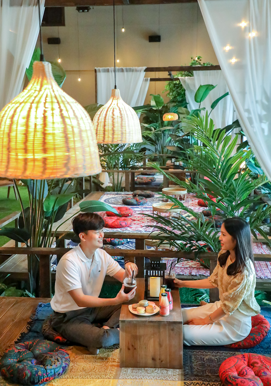 ▲19일 현대백화점 판교점 10층 토파즈홀 '판교힐링카페'에서 고객들이 휴식을 즐기고 있다.
(사진제공=현대백화점)